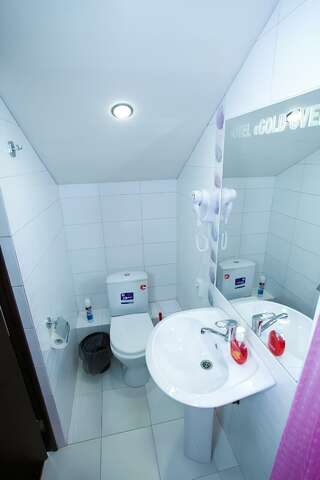 Гостиница Guest House Gold Oven Чебоксары Четырехместный номер с ванной комнатой-10