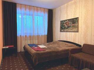 Гостиница Guest House Gold Oven Чебоксары Двухместный номер с 1 кроватью и общей ванной комнатой-1