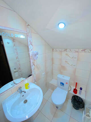 Гостиница Guest House Gold Oven Чебоксары Cемейный номер с собственной ванной комнатой-10