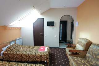 Гостиница Guest House Gold Oven Чебоксары Четырехместный номер с ванной комнатой-4