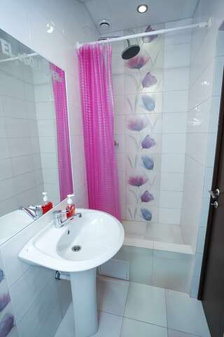 Гостиница Guest House Gold Oven Чебоксары Четырехместный номер с ванной комнатой-11