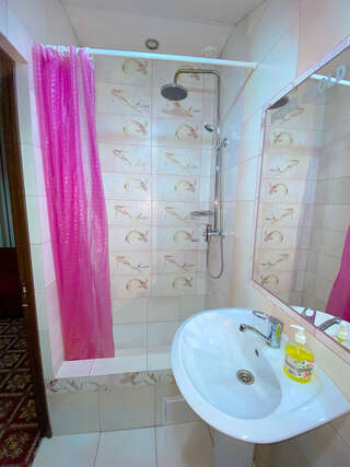 Гостиница Guest House Gold Oven Чебоксары Cемейный номер с собственной ванной комнатой-9
