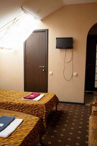 Гостиница Guest House Gold Oven Чебоксары Четырехместный номер с ванной комнатой-7